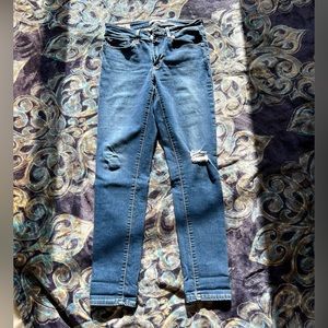 LEVI’S • Medium wash 711 skinny distressed jeans • Size 27